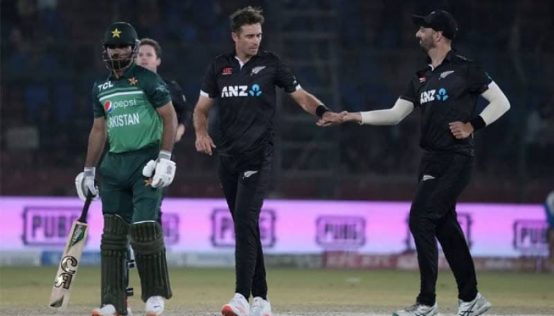 New Zealand down Pakistan by 80 runs to level series