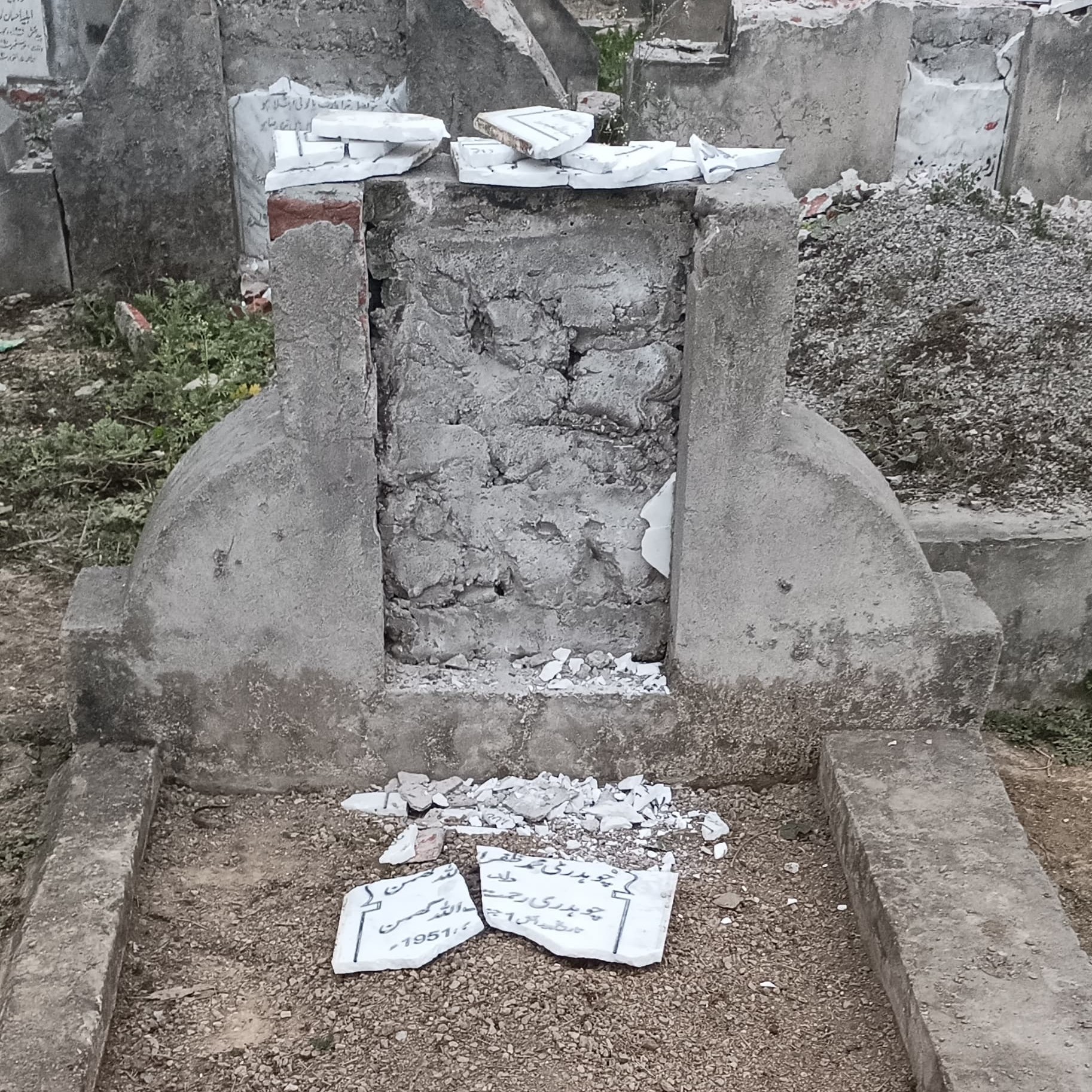 In Sialkot, the policemen broke the inscriptions of the Ahmadiyya cemetery.