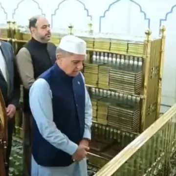 Shahbaz PM Shehbaz Sharif visits Roza-e-Rasool ﷺ in Madinah