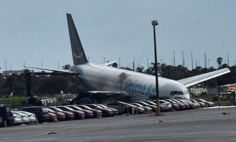 5 killed in US after cargo plane overshoots runway